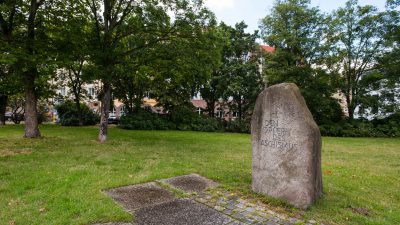 Blick auf den Gedenkstein für die Opfer des Faschismus in einer Grünanlagee am Platz der Opfer des Faschismus in Nürnberg,