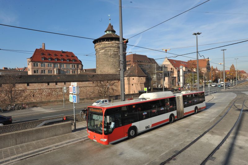 Ein VAG-Bus an der Haltestelle Nürnberg Hauptbahnhof, im Hintergrund die Nürnberger Altstadt