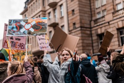 Streikende Jugendliche mit Schildern kämpfen für das Klima