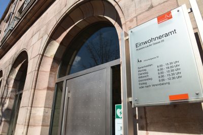 Die Eingangstür des Einwohneramtes der Stadt Nürnberg.