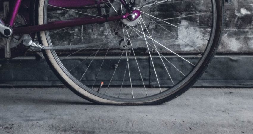 Ein Hinterrad eines Fahrrads, das einen Platten hat.