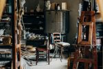 Künstleratelier mit Staffelei, Stühlen, Werkzeug