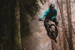 Ein Mountainbiker im Sprung