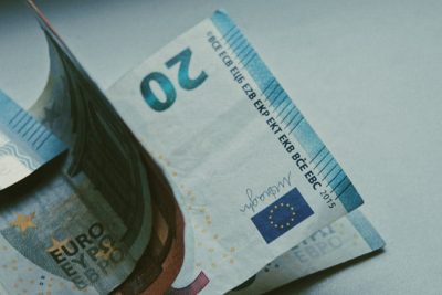 Einige kleinere Euro-Banknoten.