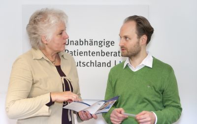 Eine Frau und ein Mann in einer Beratungssituation der Unabhängigen Patienberatung Deutschland