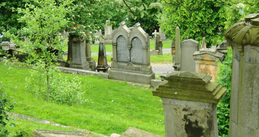 Blick auf einen Friedhof im Frühling