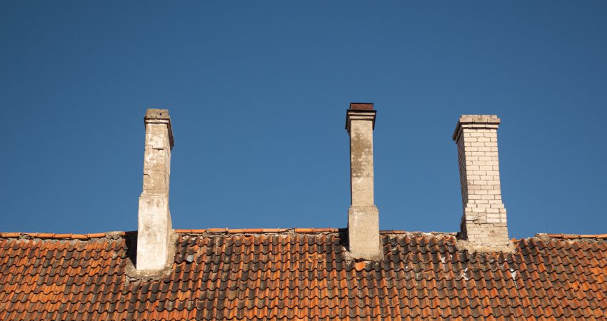 Ein Dach mit drei Schornsteinen