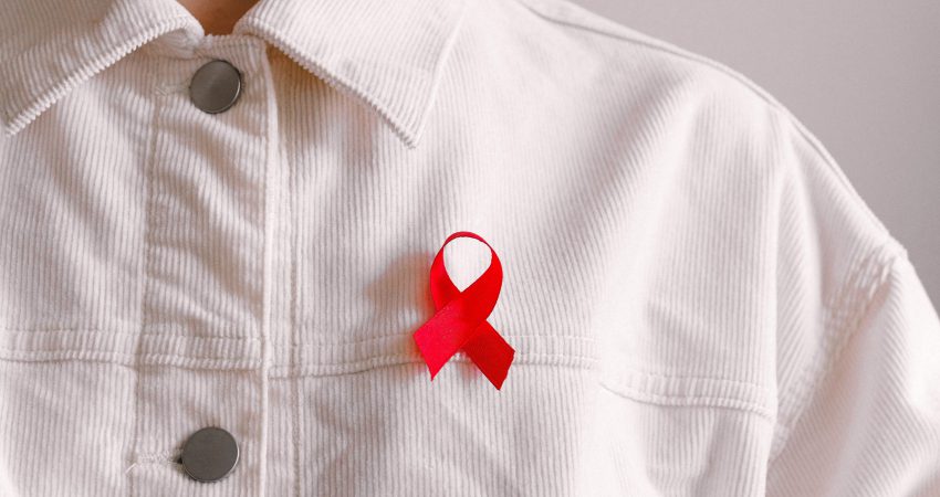 Welt-AIDS-Tag:Rote Schleife auf weißen Hemd