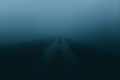 Straße im Dämmerlicht und bei Nebel