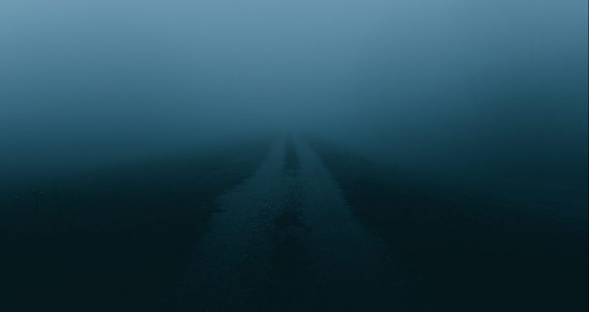 Straße im Dämmerlicht und bei Nebel