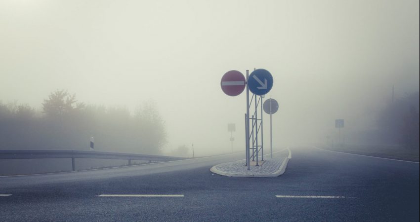 Abbiegespur auf die Autobahn im Nebel