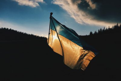 Ukrainische Flagge in der Dämmerung