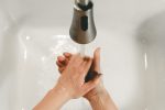 Schultoiletten: Versorgung mit Papierhandtüchern und Seife