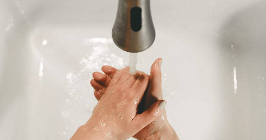 sich waschende Hände von oben