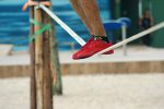 eine Person steht mit beiden Füßen auf einer Slackline