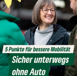 Britta Walthelm mit zwei Passant:innen vor einem Bus stehend