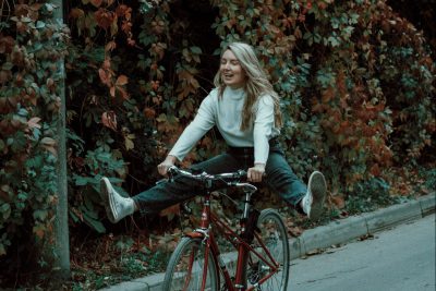Junge blonde Frau auf Fahrrad