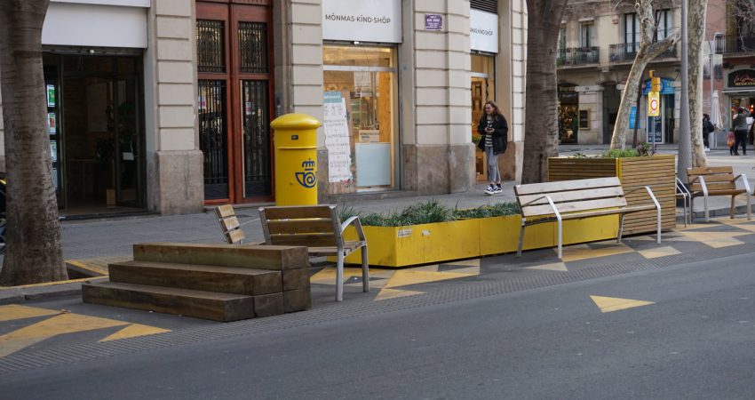 Superblock in Barcelona, mit Sitzflächen und mobilem Grün