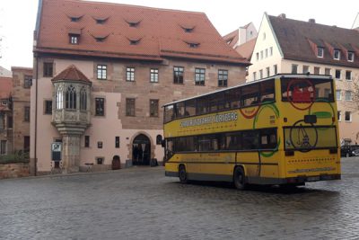 gelber Doppeldeckerbus Hop-on/Hop-off Nürnberg Sebalder Platz