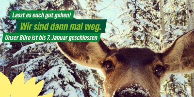 Sharepic mit einem neugierig drein blickenden Reh, im Hintergrund verschneiter Wald. Text: Lasst es euch gut gehen! Wir sind dann mal weg. Unser Büro ist bis zum 7. Januar geschlossen.