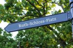 der Name Ruth-Schloss-Platz auf einem Straßenschild