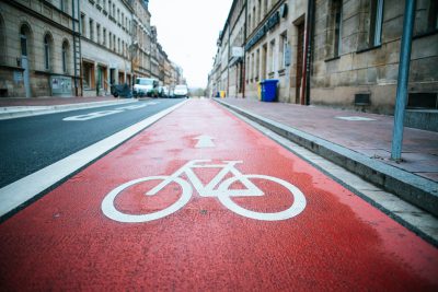 Roteingefärbter Fahrradweg mit weißem Fahrradsymbol