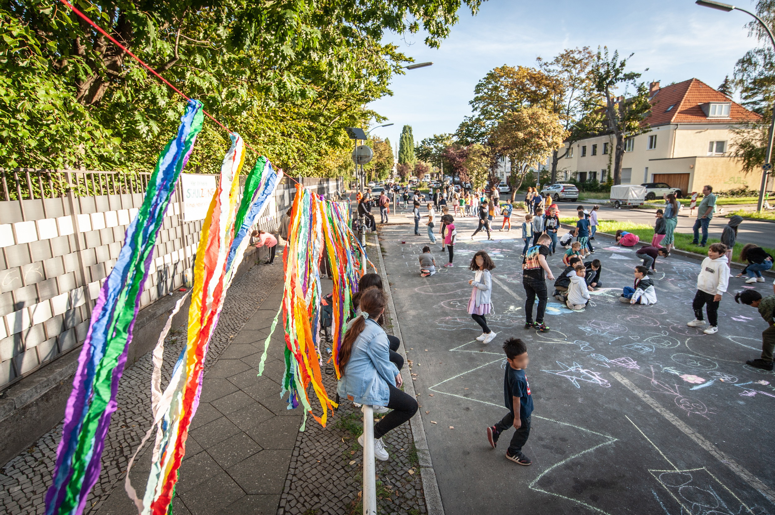 Blick auf eine Schulstraße
