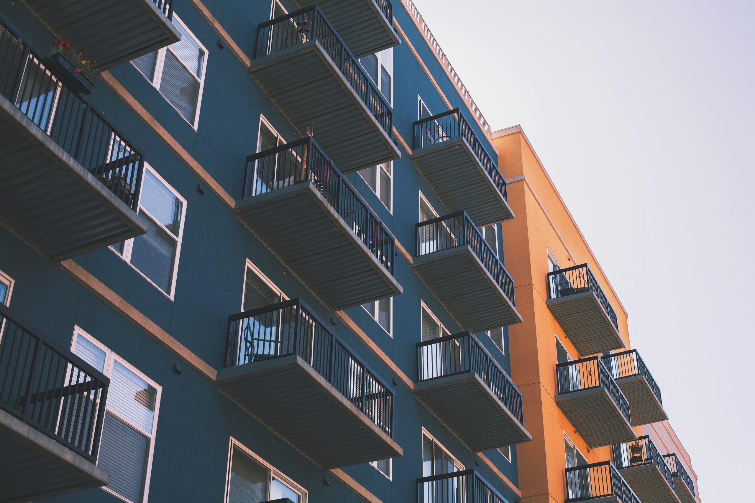 Blau-orangenes Wohnhaus von unten fotografiert