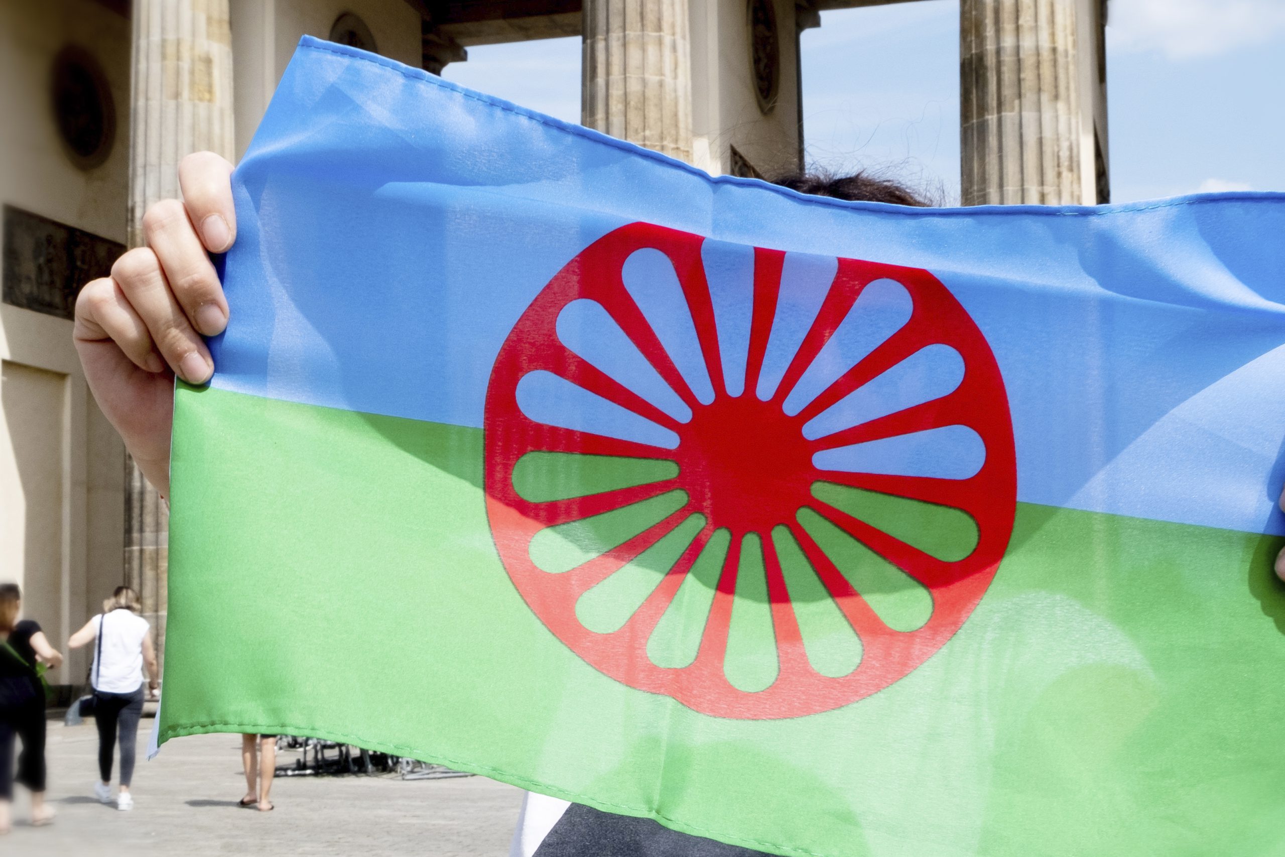 Sichtbarkeit für Sintizze und Romnja: Hissen der Roma-Fahne am Internationalen Roma-Tag am Nürnberger Rathaus