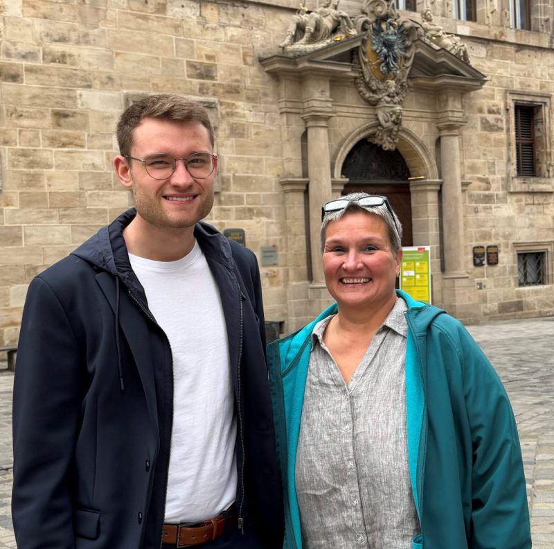 Alexander Kahl (links) und Andrea Friedel (rechts) vor dem Nürnberger Rathaus