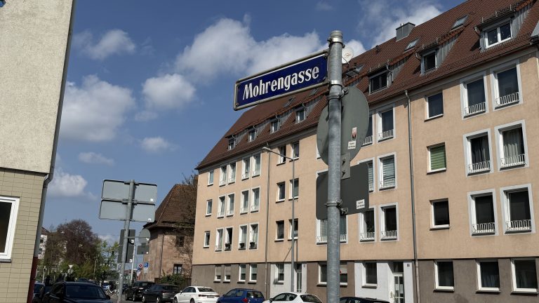 Drei Heilige, drei Kontinente, drei Generationen: Umbenennung der Mohrengasse in Dreiheiligen-Gasse