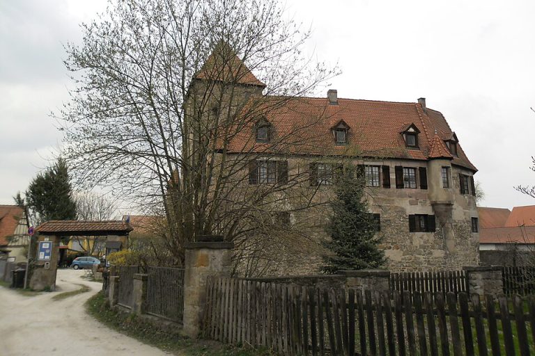 Renovierung und Umgestaltung der öffentlichen Flächen vor dem Kornburger Schloss