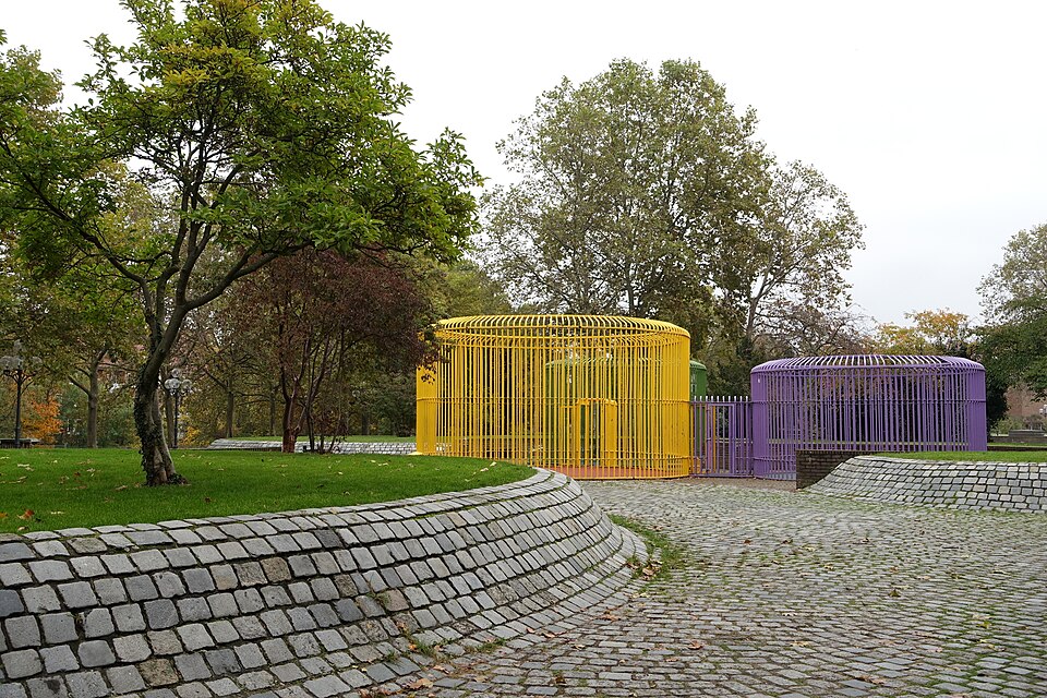 Insel Schütt mit Blick auf die gelben und lilafarbigen Pavillons/Fußballkäfige