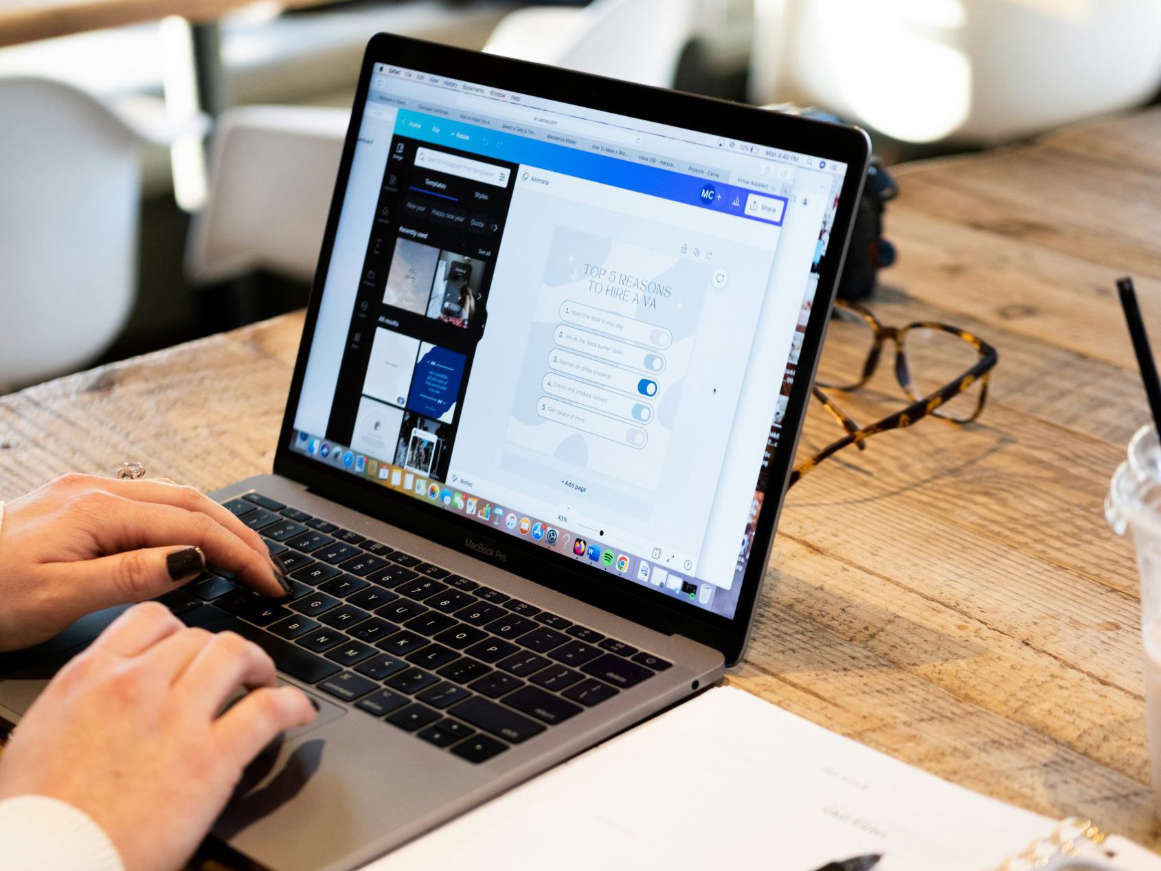 Eine Person, die einen Laptop bedient, von der man nur die Hände sieht, rechts vom Laptop sieht man noch ein Stück eines Blocks
