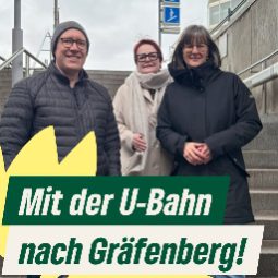 Britta Walthelm mit Mike Bock und Verena Osgyan am Nordostbahnhof, im Hintergrund ist ein U-Bahn-Schild zu sehen