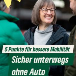 Britta Walthelm mit zwei Passant:innen vor einem Bus stehend