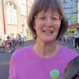 Britta Walthelm mit Fahrradhelm, kurz vor dem Start des BMX-Workshops.