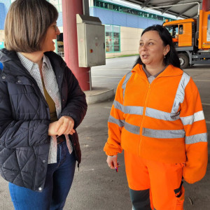 Britta Walthelm und die neue Müllfahrzeug-Lenkerin