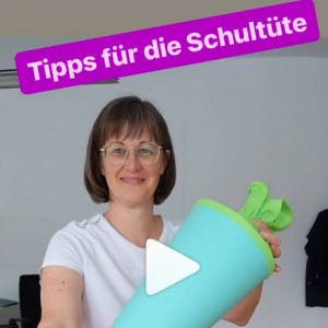Britta Walthelm zeigt eine biofair befüllte Schultüte.