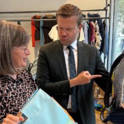 Britta Walthelm und Marcus König beim Shoppen im Pop-Up-Store zirka in Nürnberg.